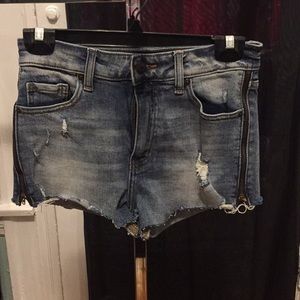 NEW FASHION NOVA SHORTS SIZE 3 ZIPPER ON SIDE